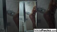 Nikita Von James分享她的性感家庭电影给粉丝