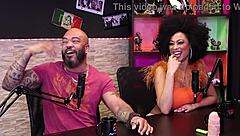 Negra gostosa mostra peitos deixando pau duro