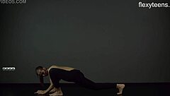 柔韧少女18+ Zina 展示裸体身材