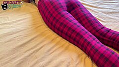 想知道她在狂玩游戏时怎么被狠干的吗？