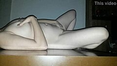 Adoro Me Mostrar Para Meu Marido Encima Da Mesa Masturbando