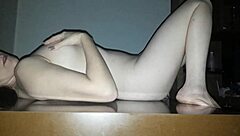 Adoro Me Mostrar Para Meu Marido Encima Da Mesa Masturbando