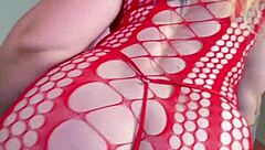 curvy girl fingers her hairy beaver to orgasm