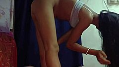 嘿，看看这个紧致小18+小穴，不是很漂亮和大吗？