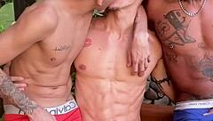 novinho getting dominated by two huge cocks in red room