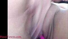 棕发美女近距离自慰手指，狂野独奏带来强烈快感