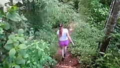 me follo a desconocida con el acuerdo de ayudarla a sal� del bosque