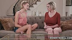 Dee Williams自慰，被Emma Hix观看