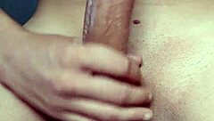 Una verga gruesa y jugosa provoca orgasmo con creampie