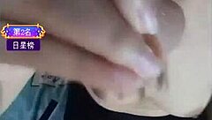 Yiyi intensely self-touches in live broadcast, squirting powerfully