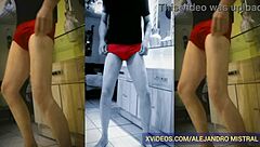 maduro delgado muestra la verga en calzones rojos