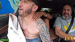 mulata carioca thais gomes apronta e chupa os peitos de uma mulher na rua durante a carona