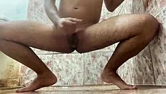 Punheta guiada do novinho, com foco no pau duro e gozada intensa