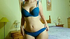 Paseando por casa con las bragas sucias, mostrando su coño mojado y tetas grandes