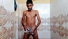 Rajesh调皮淋浴并猛射