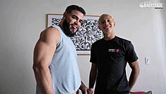 Bastidores: Rico Marlon in Deepthroat Backstage Gay Threesome with Bareback Action