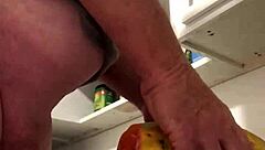 木瓜阴户用玩具和狂野射精爆炸！