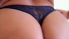 Gostosa dançando funk mostrando a xoxota?