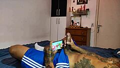 pegou o marido no flagra se masturbando e chupou bem gostoso com gozada na cara