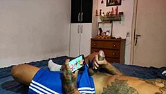 pegou o marido no flagra se masturbando e chupou bem gostoso com gozada na cara