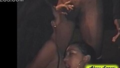 eu e minha amiga fodendo no meio da rua com um desconhecido.