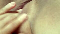 沉迷自慰 - 小奶业余独奏在第11部分达到高潮