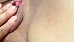 沉迷自慰 - 小奶业余独奏在第11部分达到高潮