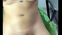 arielsweet- feet and squirt chica hermosa se masturba con pies al aire