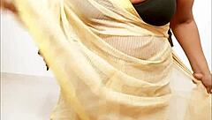 sexy indian aunty in saree