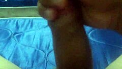 una rica masturbada en solitario con placer intenso