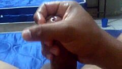 una rica masturbada en solitario con placer intenso