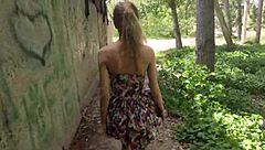 美女穿裙子在公共场合口交