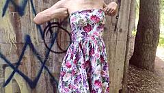 美女穿裙子在公共场合口交