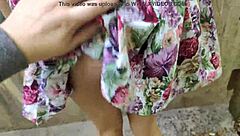 美女穿裙子在公共场合口交