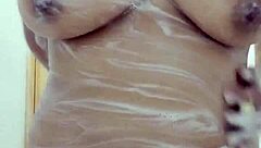Asiática sensual se banha e ensaboa seus grandes peitos caseiro