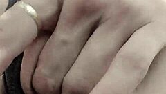 女友在出租车里自慰，她发给我这个热视频！