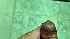 Novinho Dotado Batendo Punheta No Banho Ate Gozar