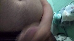 bronha de calça jeans shows off her ass