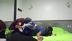 Marido cornudo me trajo a su esposa al hotel y me la follé como una puta delante de sus ojos