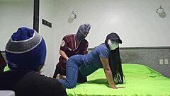 Marido cornudo me trajo a su esposa al hotel y me la follé como una puta delante de sus ojos