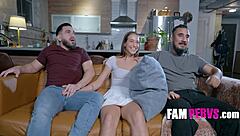 哇，指奸继妹在她男人旁边！