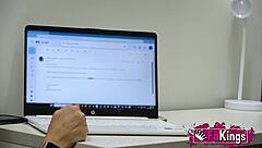 Jessica Kate在人妖试镜中震惊年轻小伙