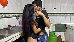 invito a mi prim a comer y termina comiendome mis tetas