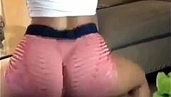 邻居，哇，看那紧身裤扭动！