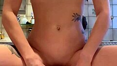 I squirt piss over towel and bathtub