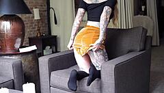 裙底挑逗导致爆炸性的喷水高潮