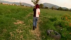 safada pequena emo submissa fode com pau negro gigante na colina