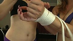 被绑兔女郎在Jade Indica和Sinn Sage BDSM JOI中潮吹