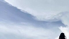 性感人妖在白沙滩上猛撸