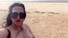 性感人妖在白沙滩上猛撸